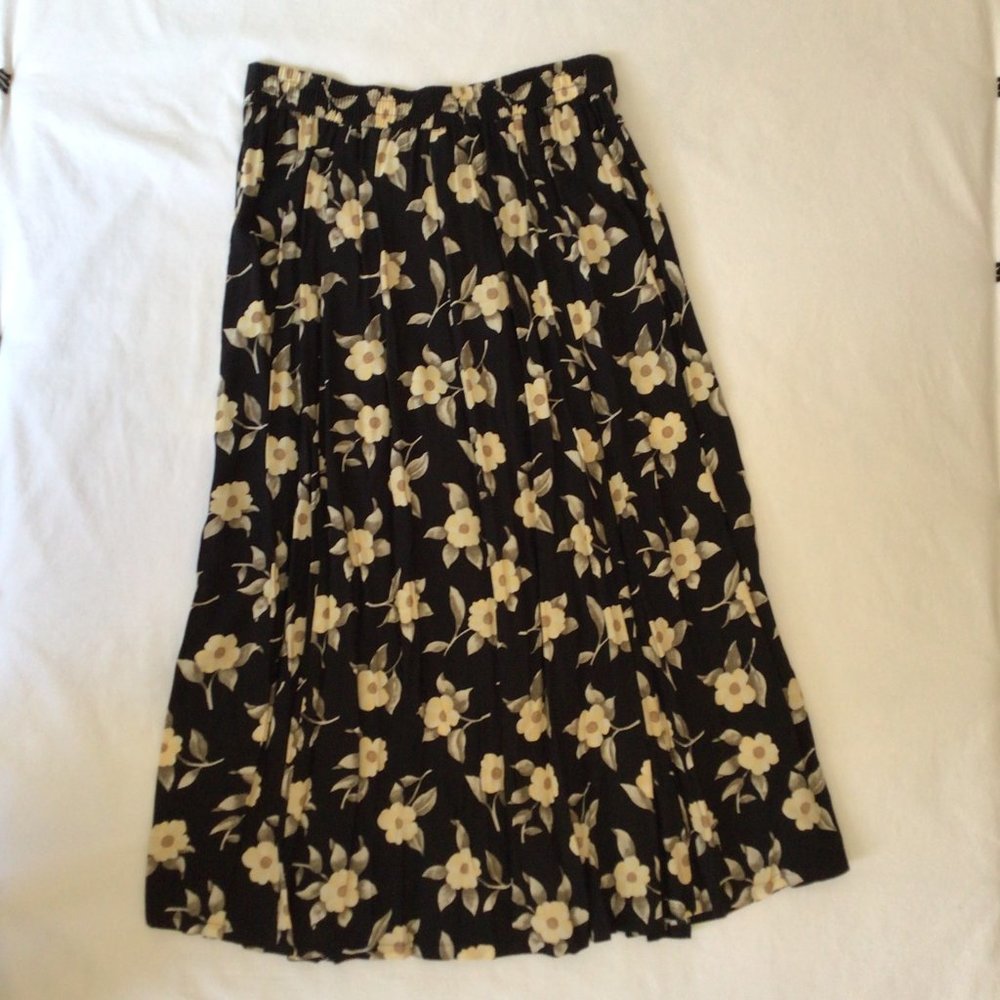 Sag Harbor | Black button Front skirt with cream colored flowers | Size M